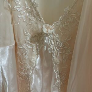 Gown &robe pale pale pink ‘ gown is 3xl.  Robe is xl.  Amble size